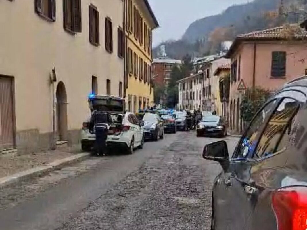 borgo vico incidente auto targa svizzera guardia di finanza polizia locale