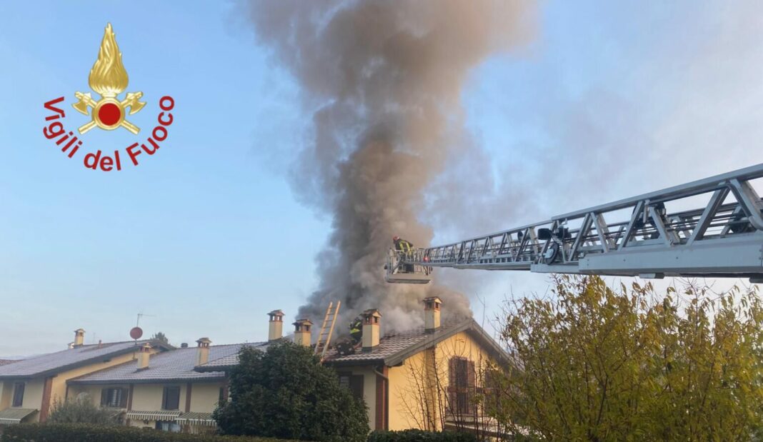 incendio tetto grandate villetta vigili del fuoco intervento