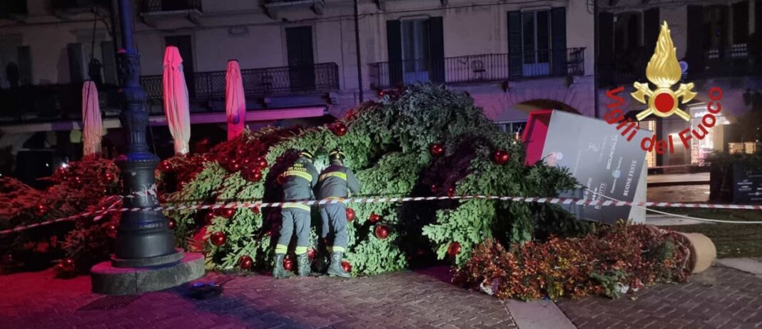 vigili del fuoco piazza duomo crollo albero natale vento forte protezione civile allerta