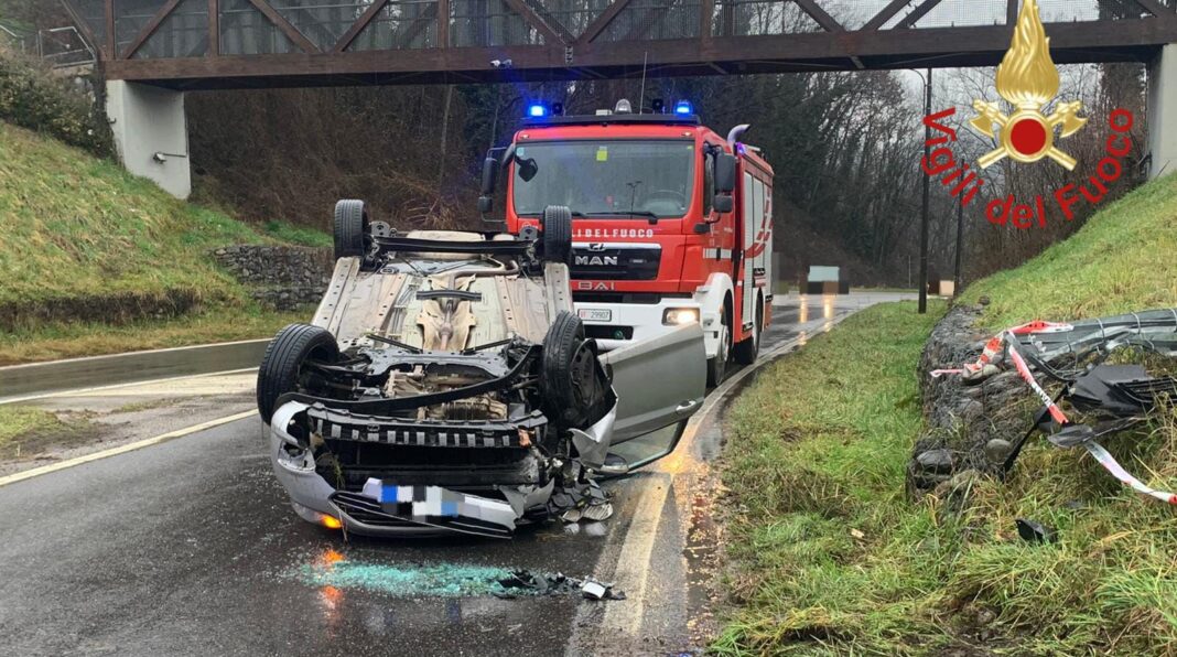 andrate fino mornasco incidente auto ribaltata 118 vigili del fuoco