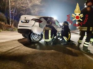 vigili del fuoco incidente como via oltrecolle auto elettrica como news notizie a como