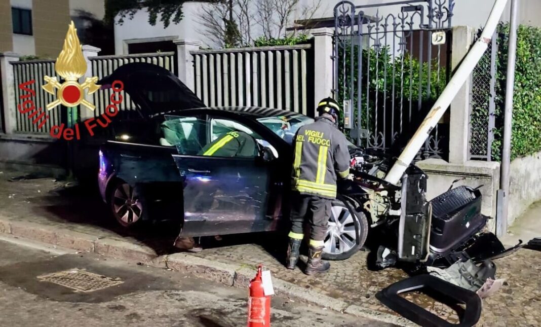 vigili del fuoco incidente como viale fratelli rosselli auto elettrica como news notizie a como