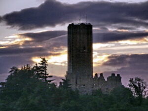 castel baradello di notte slow lake como como news notizie a como