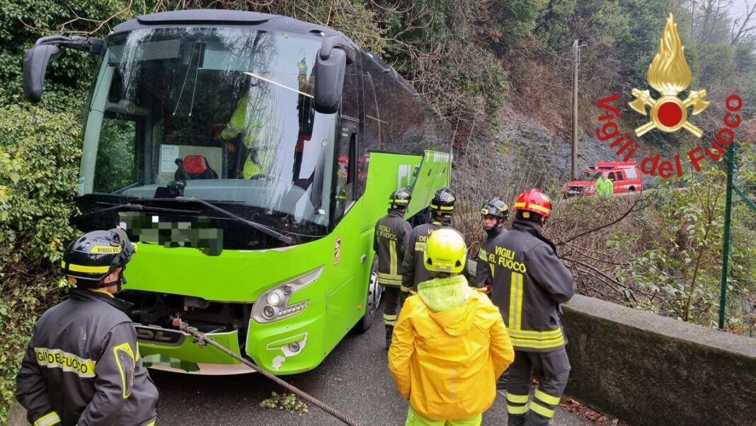 polizia locale como via XXVII maggio pullman turistico incastrato soccorsi vigili del fuoco enel soccorso stradale como news notizie a como