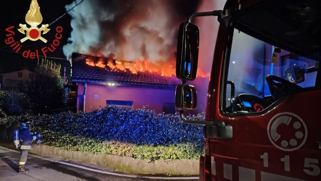 incendio tetto casa via tito speri cantù como news notizie a como vigili del fuoco